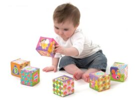 Enfant avec cubes